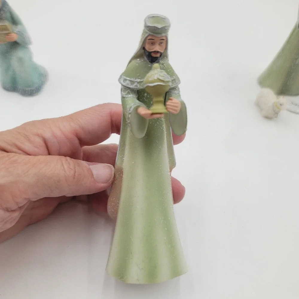 Thomas Kinkade Hawthorne Village Nativity Figures King Balthazar Melchior Set